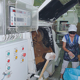 Z-образная тестомесилка пряничного теста и преобразователь Веспер при ней, управляющий двигателем. Ему задается две скорости, потому что в определенный момент легче, а в другой тяжелее провернуть тестовую массу