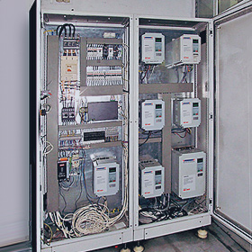 Щитовая бродильного отделения. Весперы управляют насосами и дозаторами