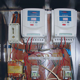 Стадия монтажа шкафа автоматики с преобразователями частоты «E2-MINI» управления конвейерами подачи исходного сырья
