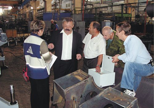 Момент настройки преобразователя частоты в сборочном цехе на одной из очередных ЛИТ