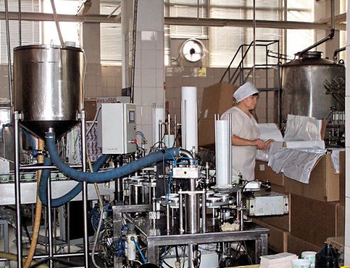 Майонезная упаковочная машина способна разливать продукт в самую разную тару (стаканы, ведра, тубы)