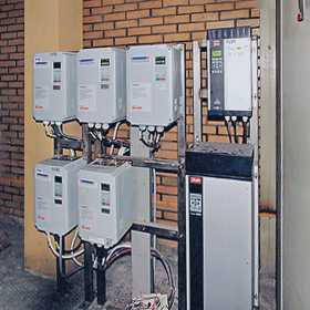 Щитовая пивоваренного цеха. Преобразователи Веспер управляют двигателями чанов