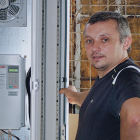 Виталий Ефремов, заместитель технического директора “Стройбезопасности” показывает корреспондентам шкаф с весперами,подготовленный для установки на башенный кран