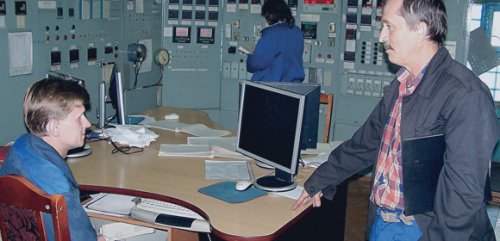 Центральный пульт управления цеха приготовления топливных добавок. На переднем плане слева направо заместитель начальника цеха по технологии Андрианов Руслан Владимирович, начальник участка электроцеха Рыков Виктор Витальевич