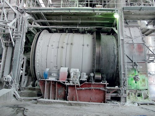 В этом вращающемся чреве готовятся гранулированные удобрения