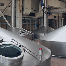 На этих чудо-кастрюлях (чаны для сусла) установлены двигатели мощностью 10 кВт и преобразователи Веспер 15 кВт, которые предохраняют двигатель от поломок, перегрузок, снижают пусковые токи