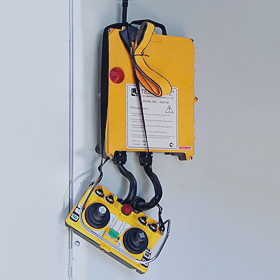 Ну, и соответственно, радиоуправление. Приемник висит на боку, а у крановщика в кабине пульт.