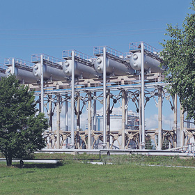 Нефтеочистные сооружения сверкают на солнце