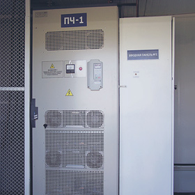 Гигантский преобразователь «Компании Веспер» 500 кВт. К нему потключены два двигателя по 500 кВт, работают они по очереди, обеспечивая бесперебойную работу нефтебазы