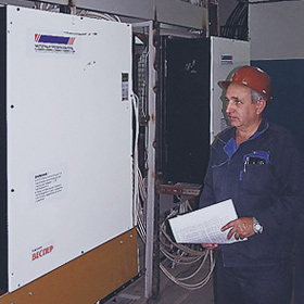 Мастер по ремонту оборудования Семенов Александр в машзале, где установлены всего два преобразователя. Зато они специально разработаны для Тагмета