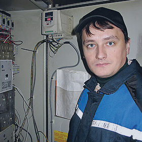 Начальник отдела метрологического обеспечения Гусев Д.А. у щита управления приводом волчка