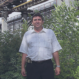 Старший электрик завода, первый заместитель главного энергетика Ширинский Вячеслав Анатольевич может гордиться многими своими изобретениями и разработками. Он сфотографирован на фоне одного из своих ноу-хау: силовые кабели на “Орловском заводе” стараниями старшего электрика вынесены из-под земли наверх, на опоры газовых и водяных труб. Это очень облегчает диагностику и ремонт электросетей