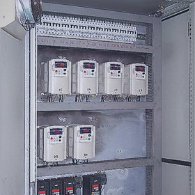 Новейшие модели частотных преобразователей регулируют термическую и гальваническую обработку проволоки. Они также установлены на станах мокрого волочения и навивках. Сами преобразователи сконцентрированы в специально отведенных машзалах. На снимке — шкаф с частотными преобразователями;