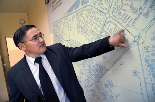 Главный инженер Водоканала Емельянов Александр Васильевич показывает схему водоснабжения города