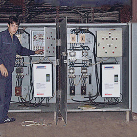 Щитовая котельной. Преобразователи управляют двигателями дымососов и вентиляторов